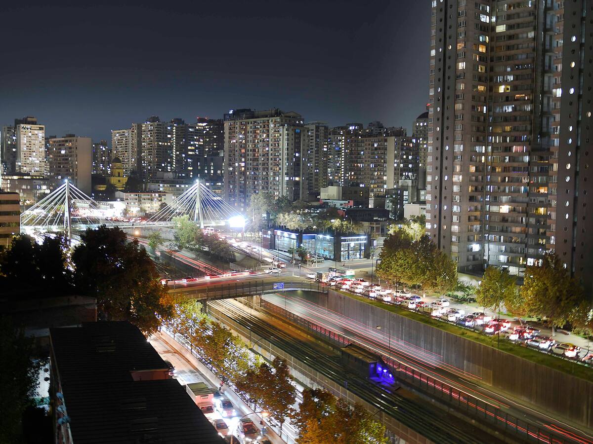 Comienza a regir nueva ley contra la contaminación lumínica en Chile: ¿desde qué hora deben apagarse las pantallas publicitarias?