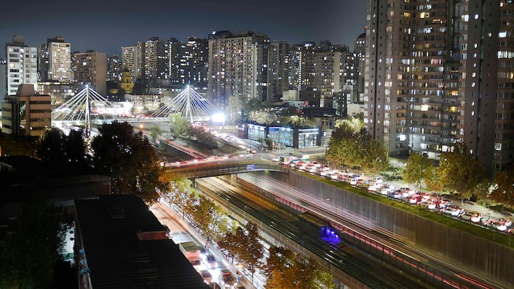 Comienza a regir nueva ley contra la contaminación lumínica en Chile: ¿desde qué hora deben apagarse las pantallas publicitarias?