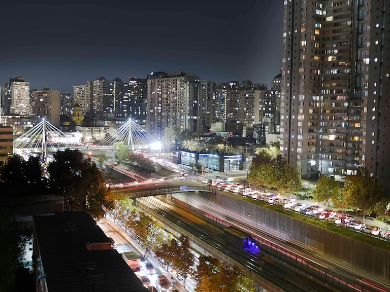 Comienza a regir nueva ley contra la contaminación lumínica en Chile: ¿desde qué hora deben apagarse las pantallas publicitarias?