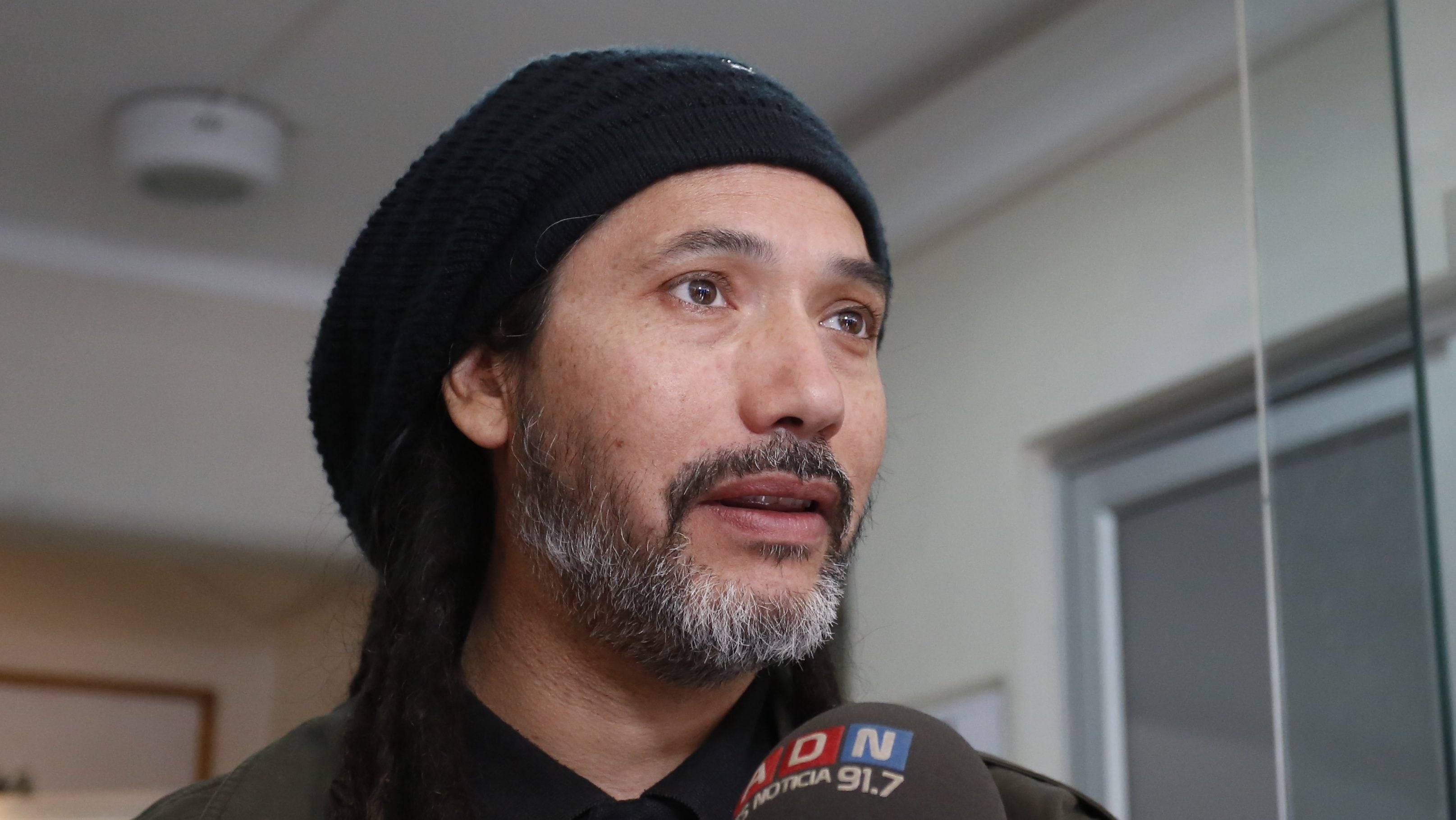 30 de Marzo  del 2016/SANTIAGO El cantante nacional Quique Neira realiza un punto de prensa luego que los oficiales de la Bicrim de la Policia de Investigaciones de San Miguel, lograran recuperar esta mañana los instrumentos musicales que le fueron sustraídos desde su estudio de grabación
   FOTO:FRANCISCO FLORES SEGUEL /AGENCIAUNO