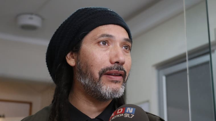 30 de Marzo del 2016/SANTIAGO El cantante nacional Quique Neira realiza un punto de prensa luego que los oficiales de la Bicrim de la Policia de Investigaciones de San Miguel, lograran recuperar esta mañana los instrumentos musicales que le fueron sustraídos desde su estudio de grabación
FOTO:FRANCISCO FLORES SEGUEL /AGENCIAUNO