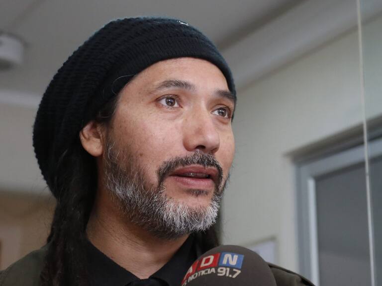 30 de Marzo del 2016/SANTIAGO El cantante nacional Quique Neira realiza un punto de prensa luego que los oficiales de la Bicrim de la Policia de Investigaciones de San Miguel, lograran recuperar esta mañana los instrumentos musicales que le fueron sustraídos desde su estudio de grabación
FOTO:FRANCISCO FLORES SEGUEL /AGENCIAUNO