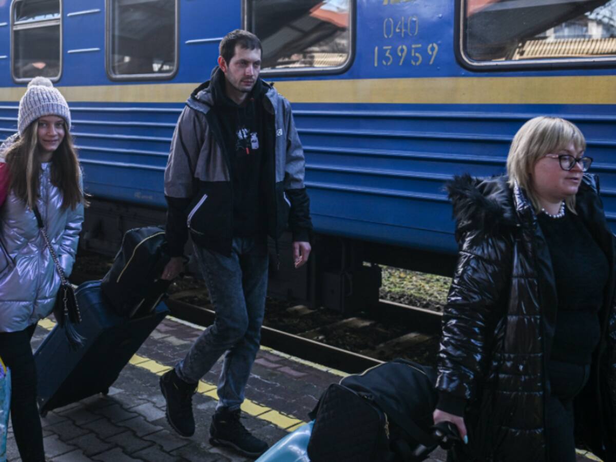Registran masiva llegada de ucranianos a Polonia tras ataques de Rusia