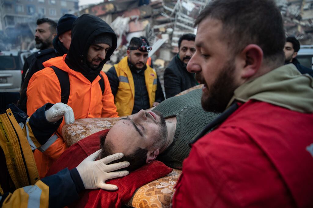 Hombre es rescatado entre los escombros en la región de Hatay en Turquía