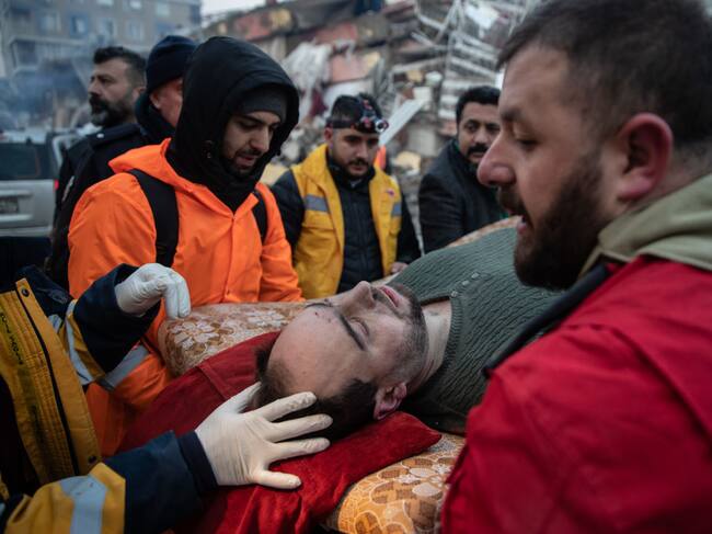 Hombre es rescatado entre los escombros en la región de Hatay en Turquía
