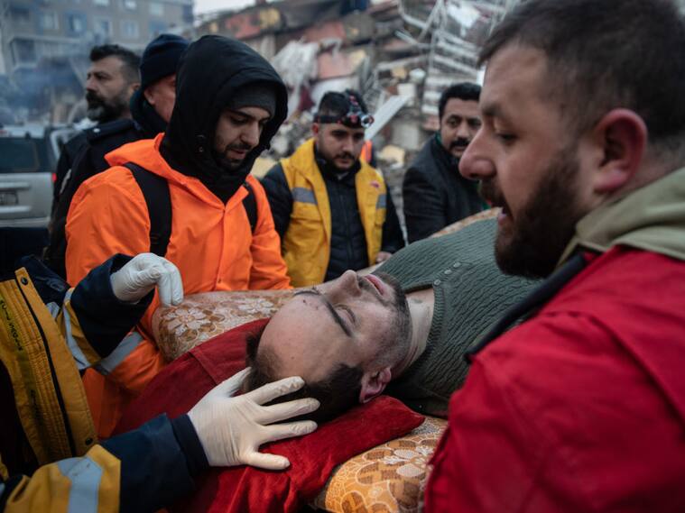 Hombre es rescatado entre los escombros en la región de Hatay en Turquía