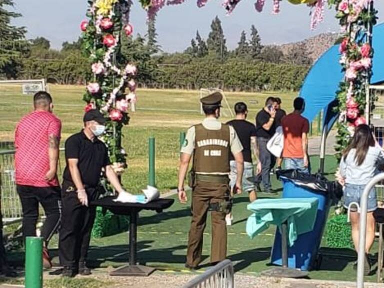 Carabineros fiscalizó fiesta clandestina en Espacio Broadway: al menos 100 personas resultaron detenidas