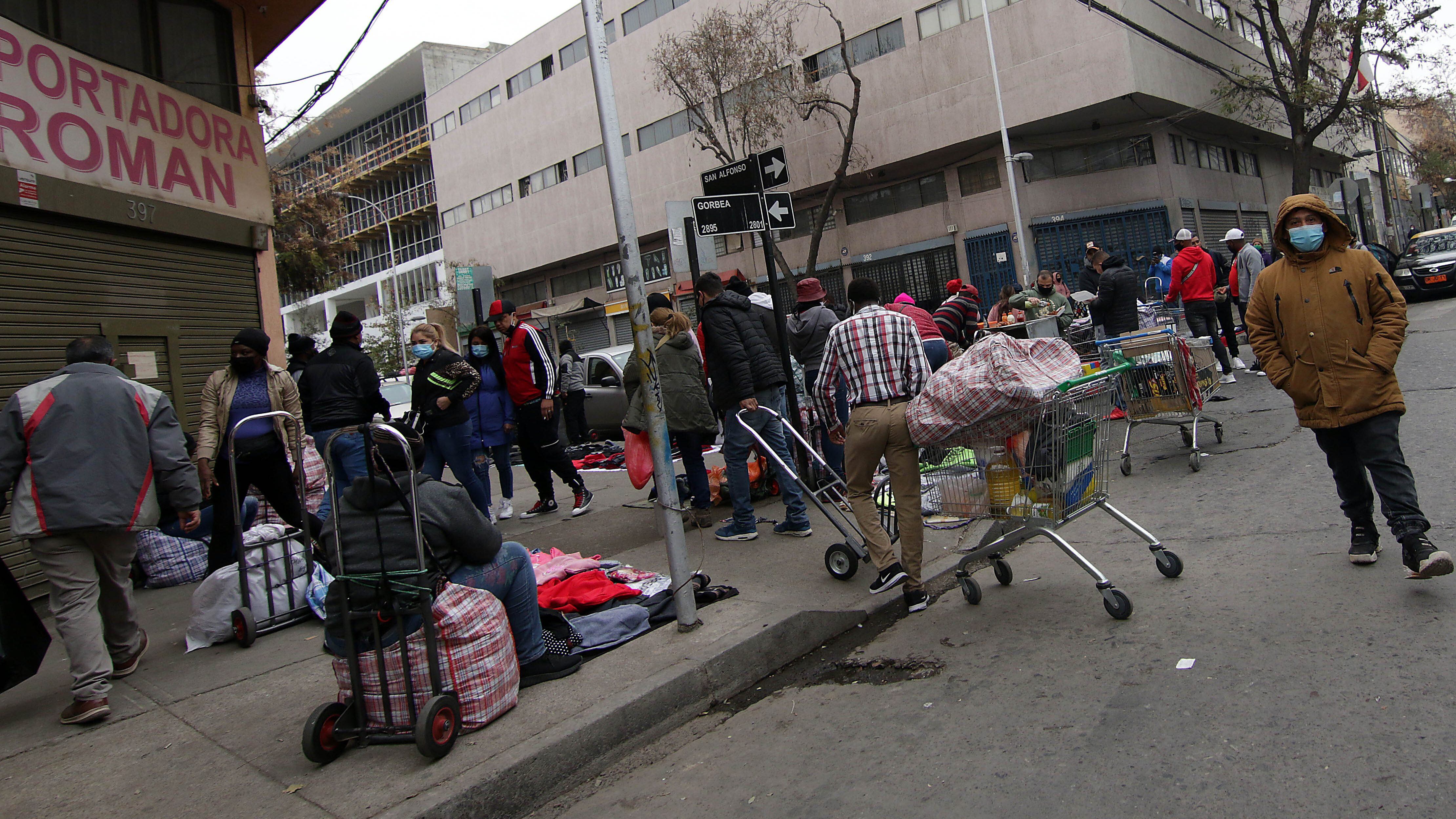 15 de Junio del 2020/SANTIAGO Gran flujo de personas y comerciantes ambulantes se observa en el entorno del barrio Meiggs de Estacion Central, los cuales mantienen nulas medidas de protección y distanciamiento. En la imagen comerciantes ambulantes instalados en la calle
FOTO: FRANCISCO CASTILLO /AGENCIAUNO