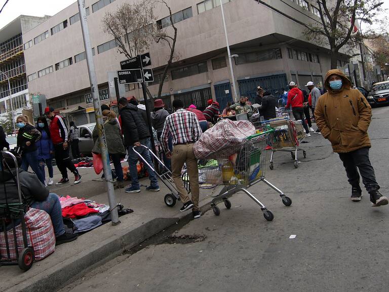 15 de Junio del 2020/SANTIAGO Gran flujo de personas y comerciantes ambulantes se observa en el entorno del barrio Meiggs de Estacion Central, los cuales mantienen nulas medidas de protección y distanciamiento. En la imagen comerciantes ambulantes instalados en la calle
FOTO: FRANCISCO CASTILLO /AGENCIAUNO