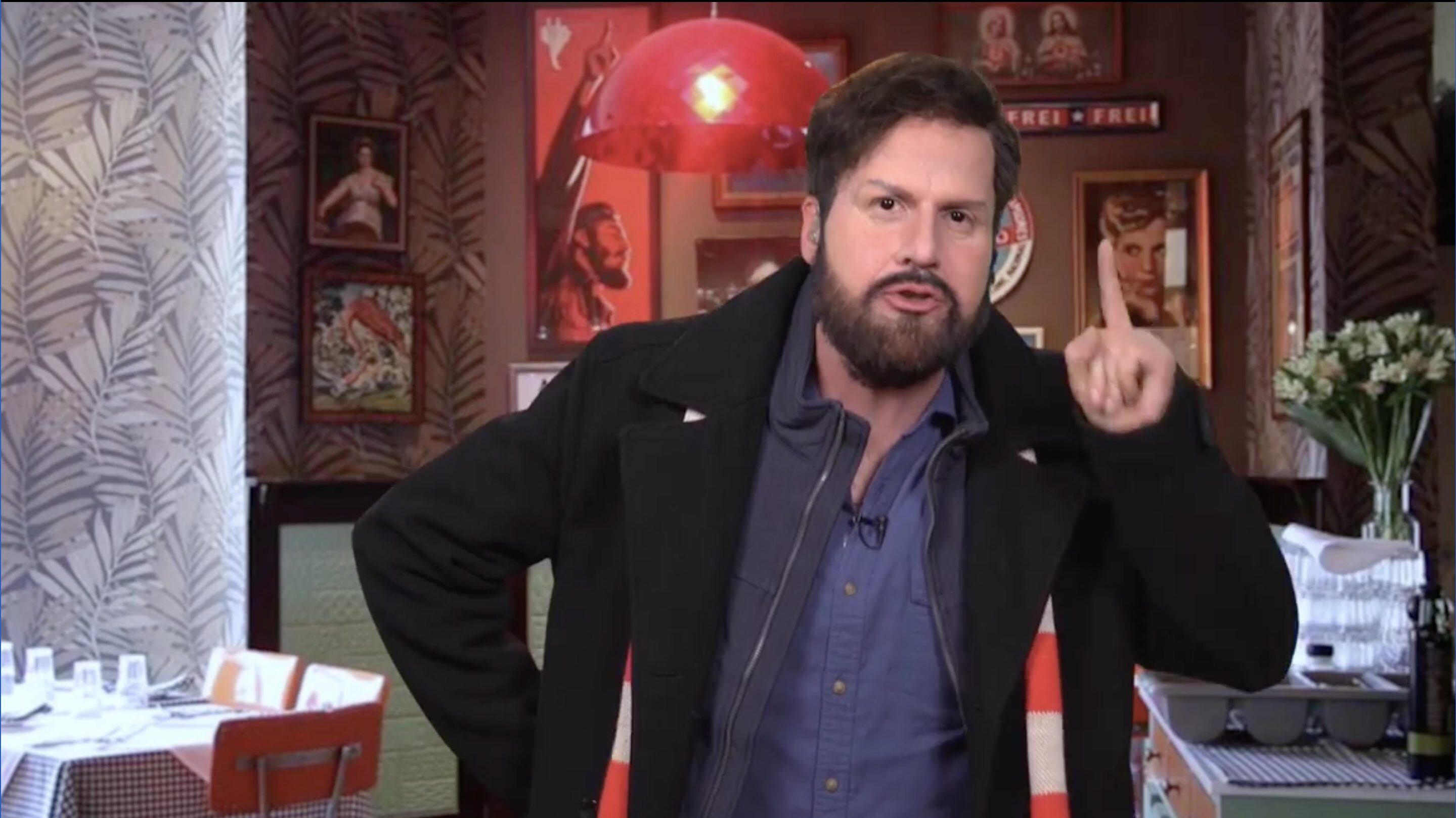Con "Mi casa en el árbol": Gabriel Boric es la nueva "víctima" de Stefan Kramer