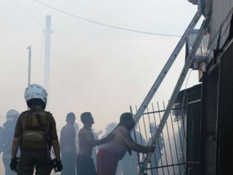 Gary Medel visitó campamento de Maipú que fue afectado por incendio