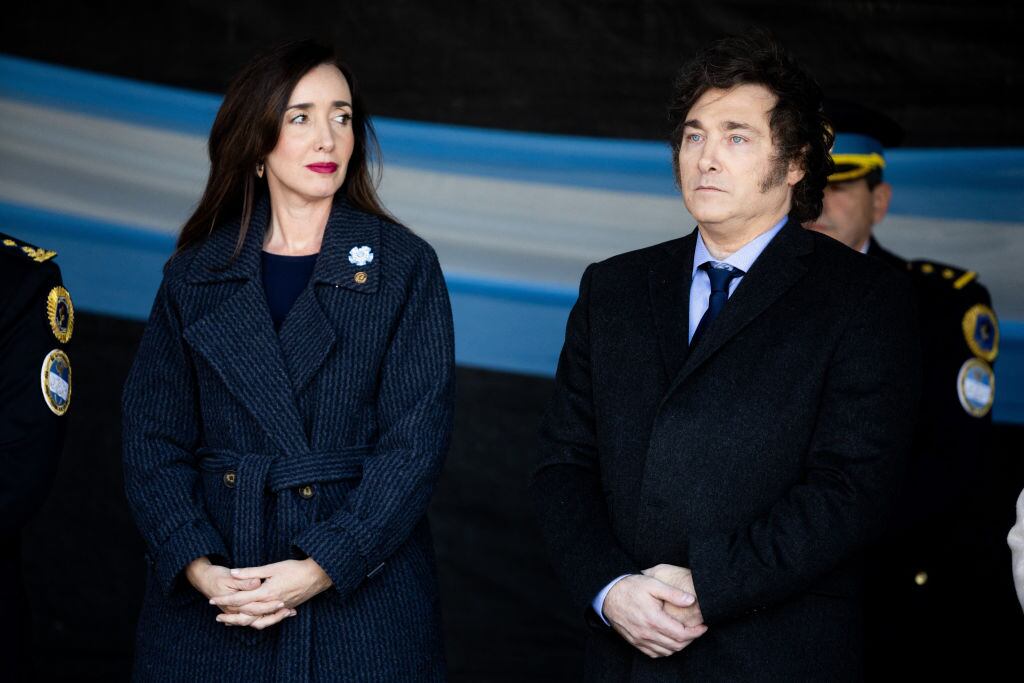 El mandatario Javier Milei y la vicepresidenta Victoria Villarruel en un evento de la policía en Argentina.