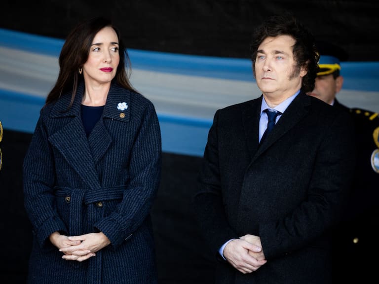 El mandatario Javier Milei y la vicepresidenta Victoria Villarruel en un evento de la policía en Argentina.