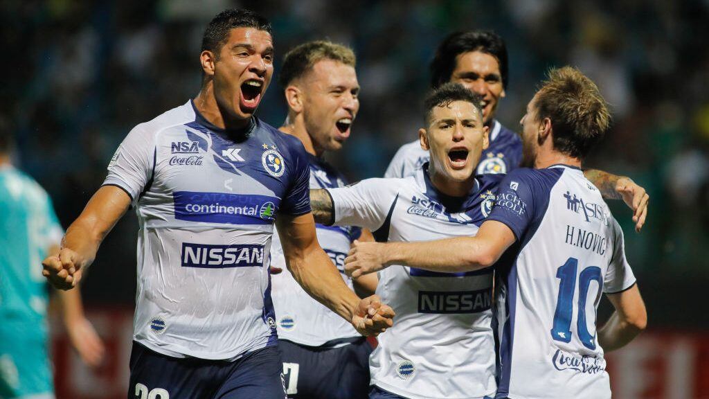 Paraguay's Sol de America Uruguayan player Hernan Novick (R) celebrates with teammates after scoring against Brazil's Goias during their Copa Sudamericana first round match at the Pedro Ludovico Teixeira stadium in Goiania, Brazil, on February 25, 2020. (Photo by Sergio LIMA / AFP) (Photo by SERGIO LIMA/AFP via Getty Images)