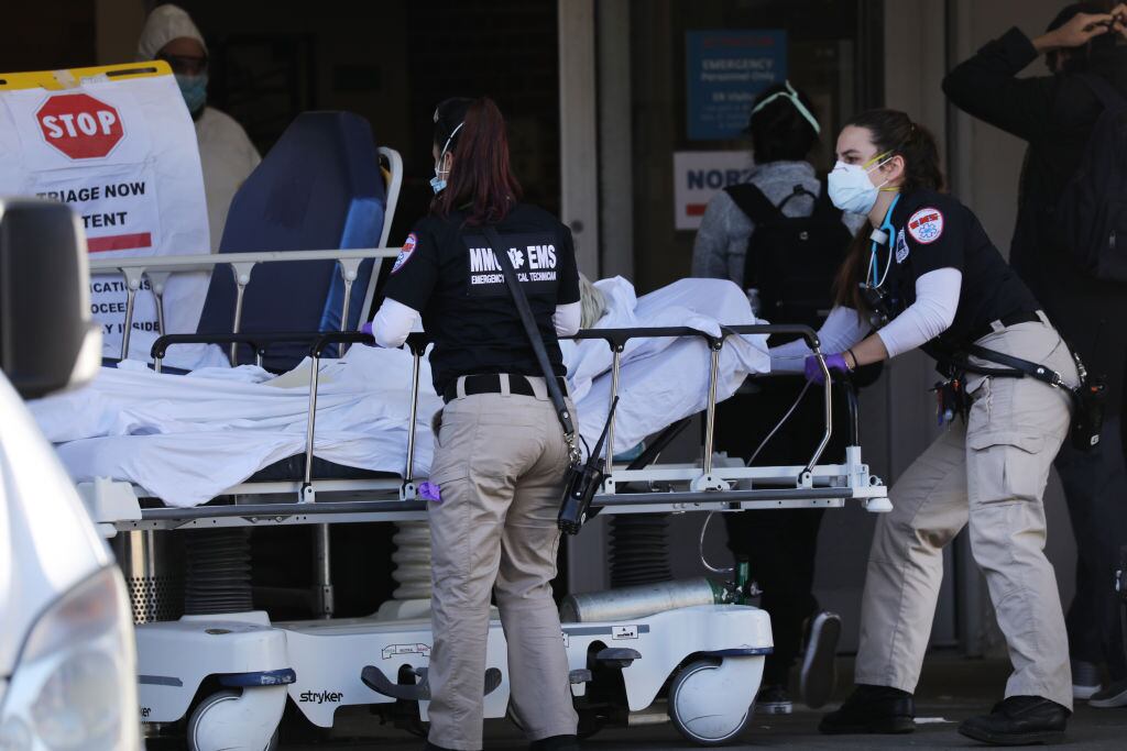 Un equipo médico ingresa a un paciente por Covid-19 en la ciudad de Nueva York