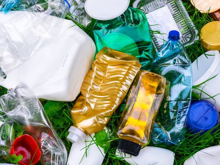 ¿Qué significan los números que traen los envases de plásticos? (y por qué podrían ser importante para tu salud)