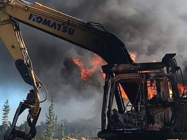 Nuevo atentado en Arauco: queman dos maquinarias forestales en predio de Lebu