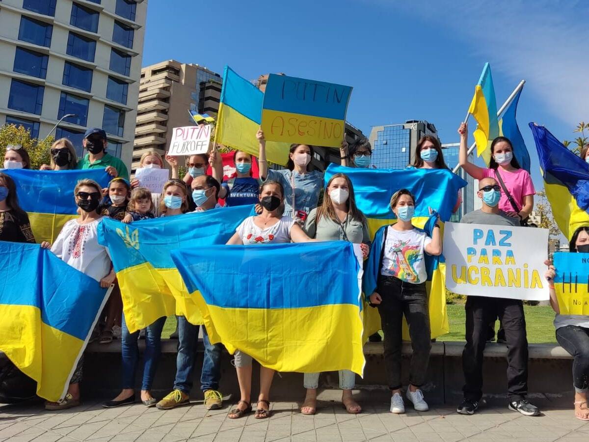 Decenas de personas se manifiestan a las afuera de la embajada de Rusia en Santiago