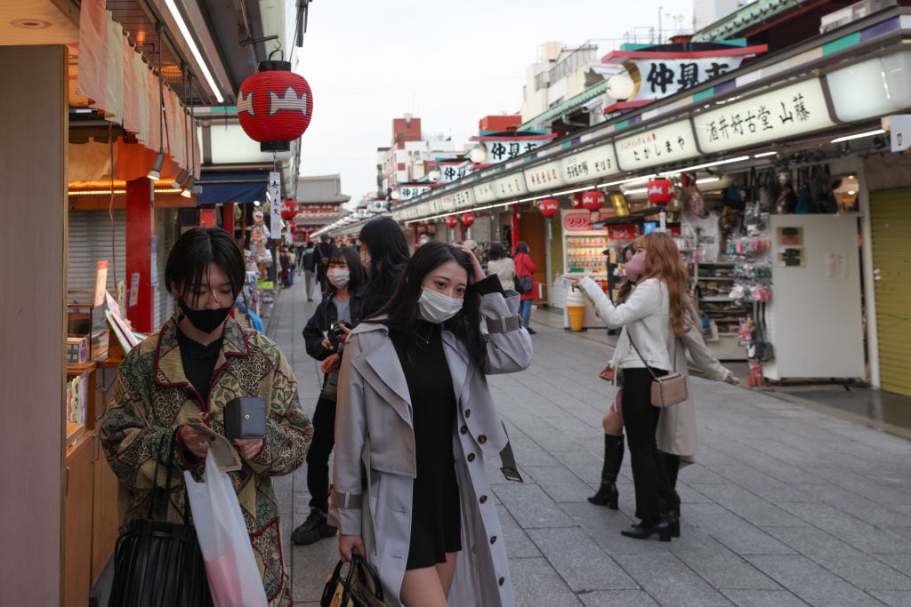 Personas utilizan mascarillas en Tokio