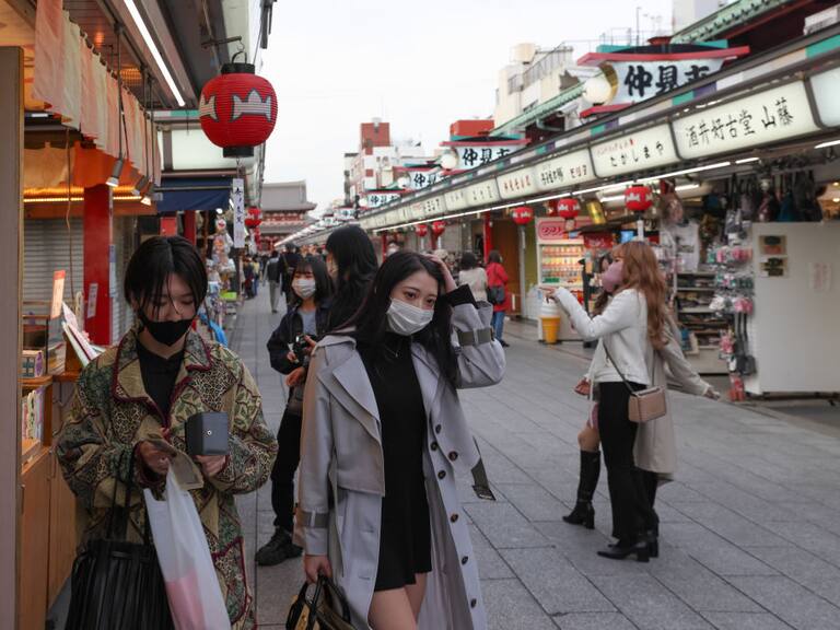 Personas utilizan mascarillas en Tokio