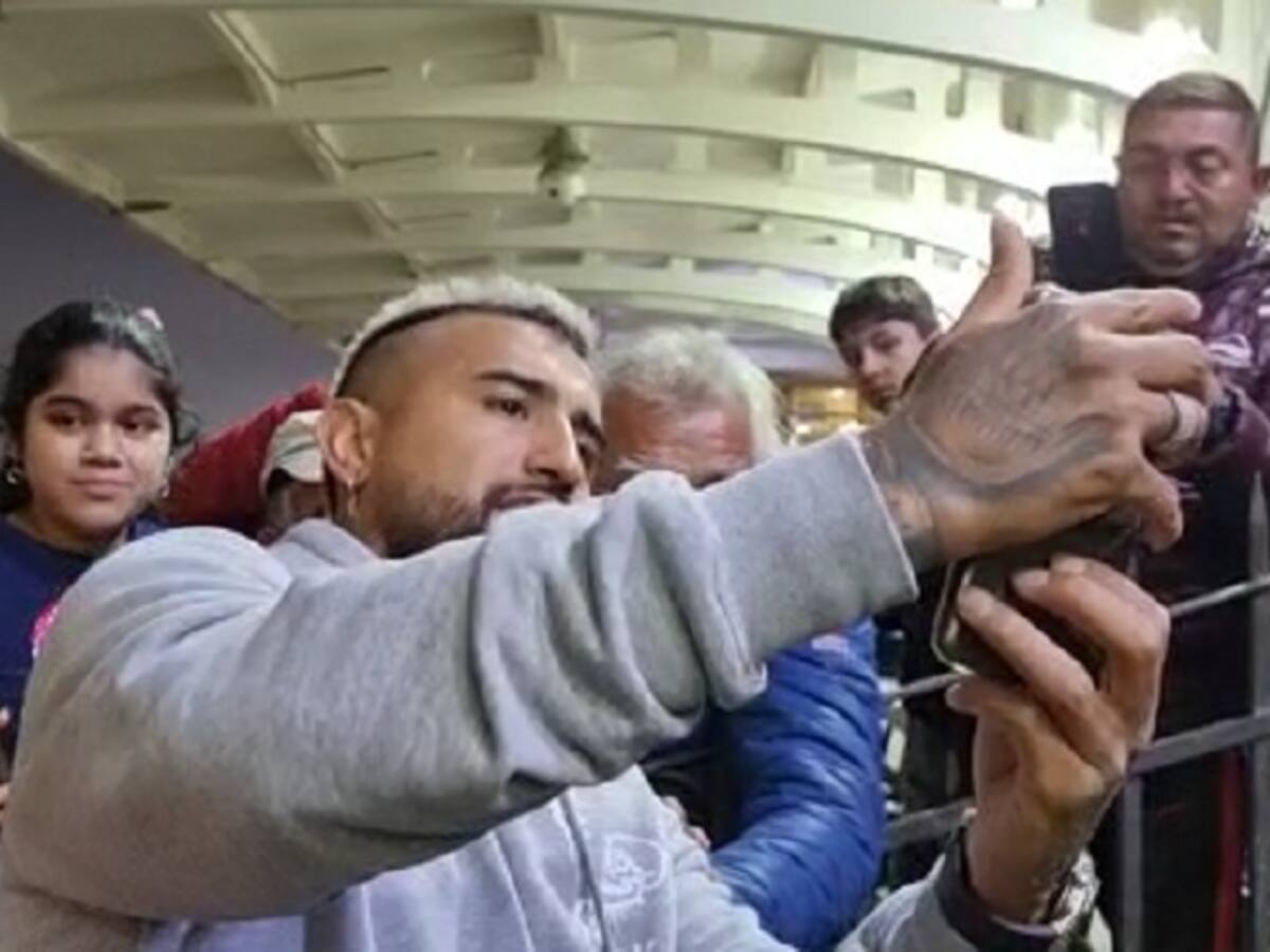 Arturo Vidal visitó el Club Hípico y se fotografió con aficionados mientras se resuelve su futuro