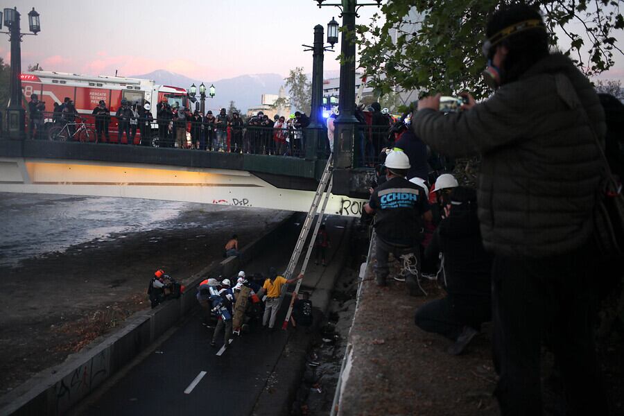 Rescate de joven desde el río Mapocho