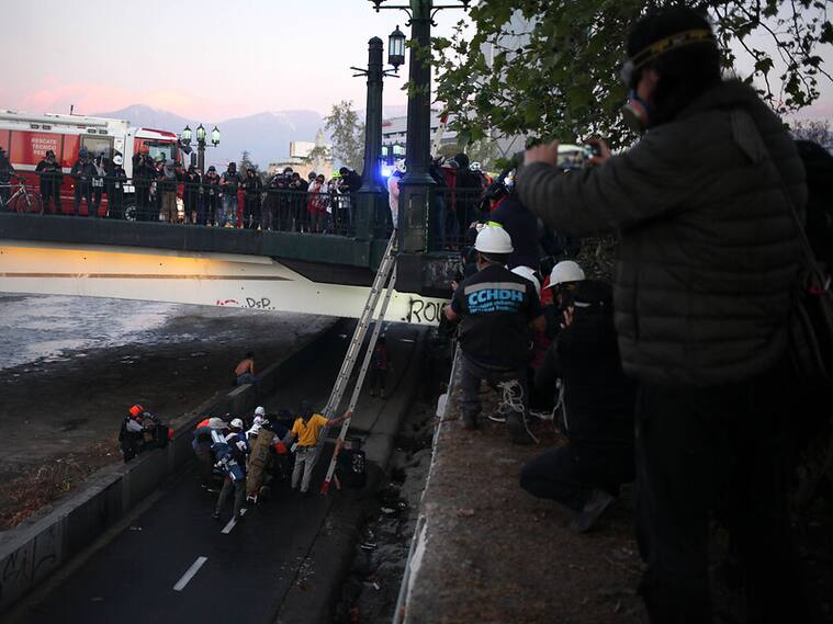 Rescate de joven desde el río Mapocho