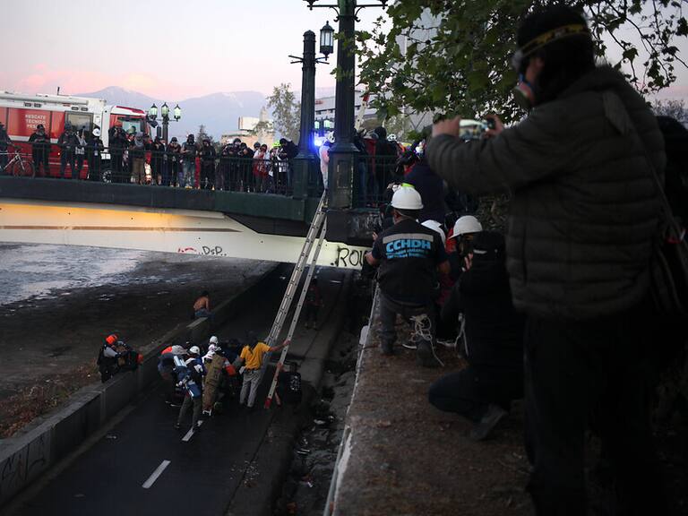 Rescate de joven desde el río Mapocho