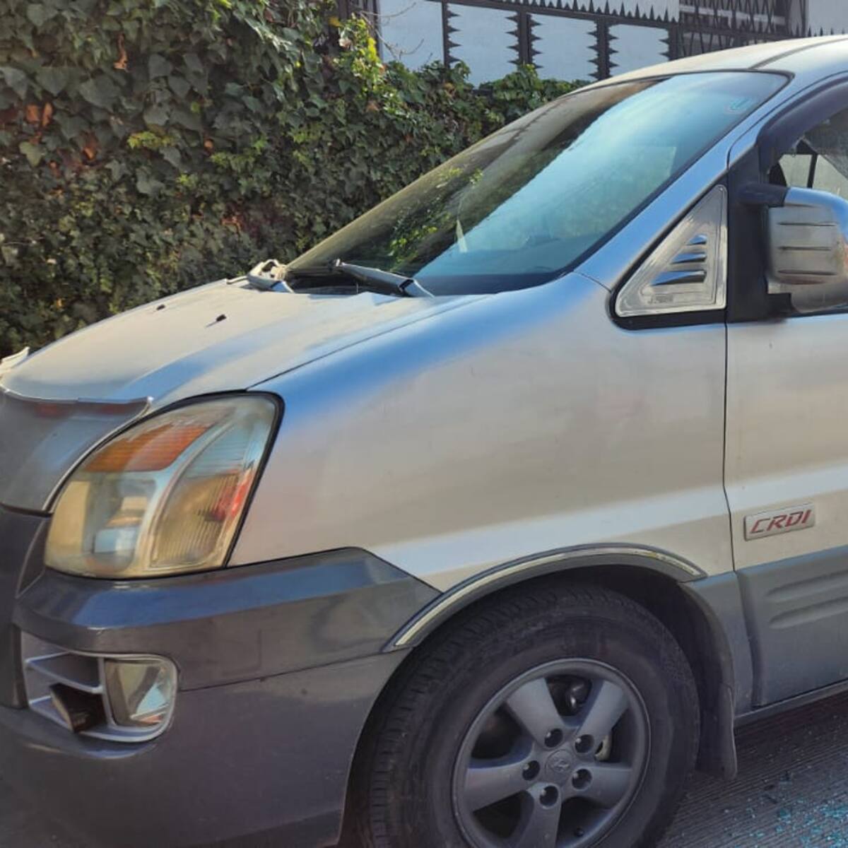 Hinchas de Unión Española destrozan furgón que trasladaba a fanáticos de Unión La Calera