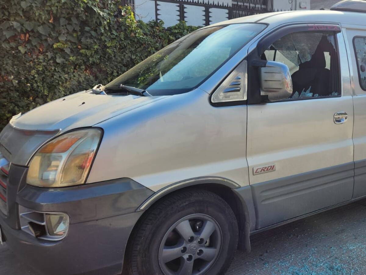 Hinchas de Unión Española destrozan furgón que trasladaba a fanáticos de Unión La Calera