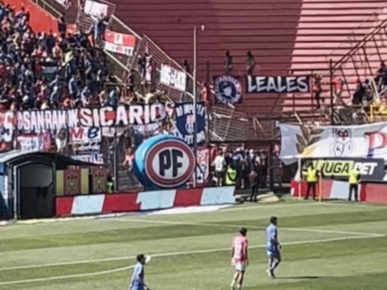 Hinchas de la U protagonizan incidentes en la galería norte del Santa Laura