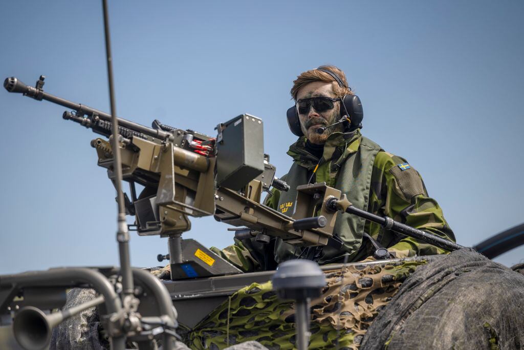 Un soldado de Suecia es parte de ejercicios militares de la OTAN