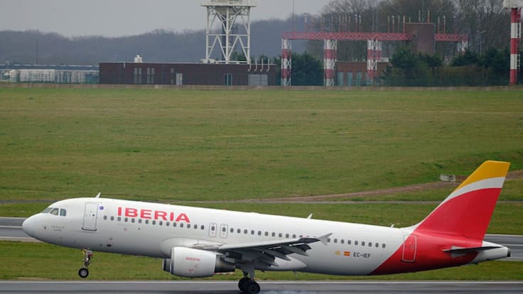 Caos en vuelo de Madrid a Santiago: cancelan viaje con cientos de pasajeros a bordo por falla técnica