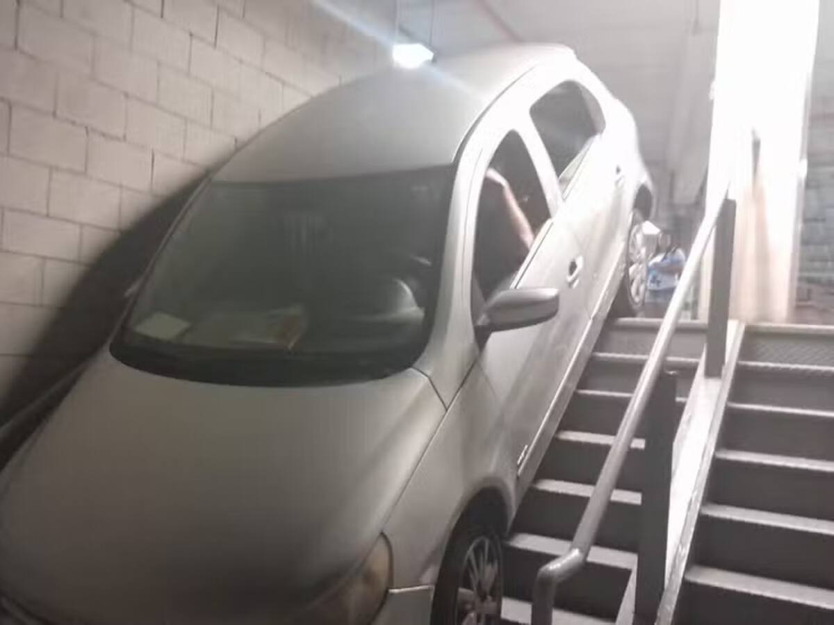 Para no creer: hincha de Cruzeiro se pierde al salir del estadio y baja las escaleras en su auto