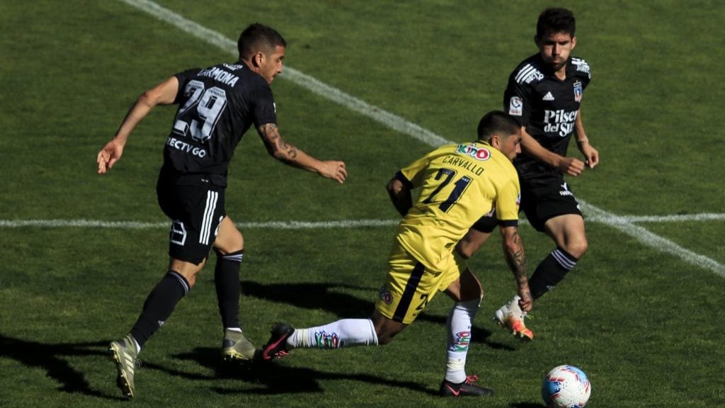 13 DE ENERO DE 2021/CONCEPCIONCarlos Carmona (i) y Bryan Carvallo (d), durante el partido valido por el Campeonato Nacional AFP PlanVital 2020, entre Universidad de Concepcion y Colo Colo, disputado en el Estadio Ester Roa.
FOTO: JUAN ROBERTO PAREDES/AGENCIAUNO
