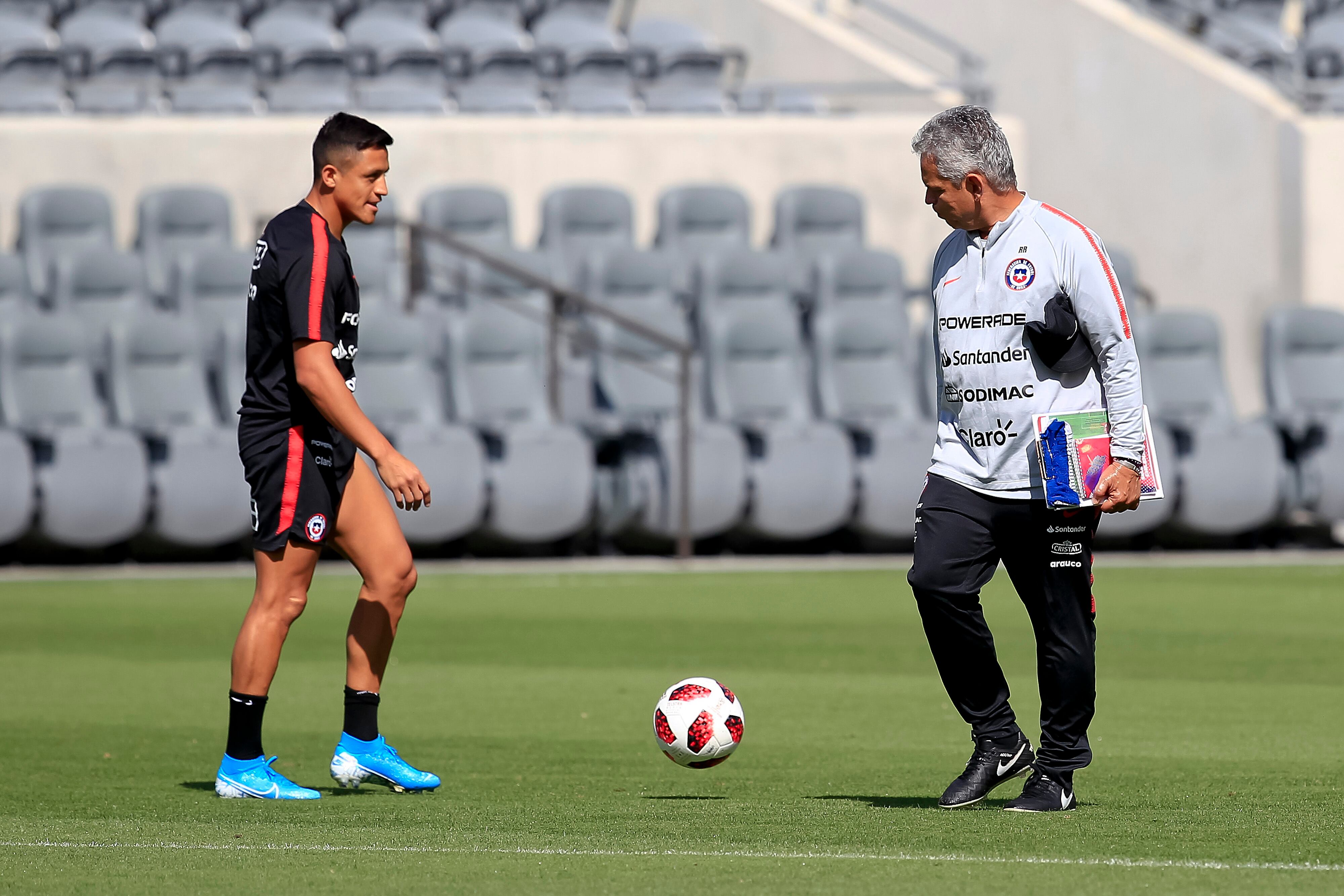 3 de Septiembre del 2019/LOS ANGELESEl primer entrenamiento abierto para la prensa realizo la Selección Chilena que se encuentra de gira por EEUU, para enfrentarse a Argentina el proximo jueves en un partido amistoso. En la imagen Alexis Sanchez y Reinaldo Rueda.
FOTO:Victor Posada/AGENCIAUNO