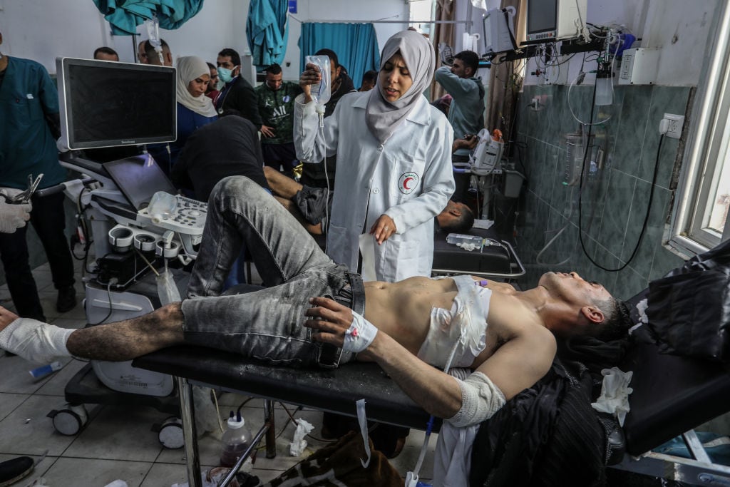 Hospital en la Franja de Gaza recibe los heridos que deja un ataque aéreo de Israel sobre la zona de Rafah, dejando cinco muertos y 22 heridos.