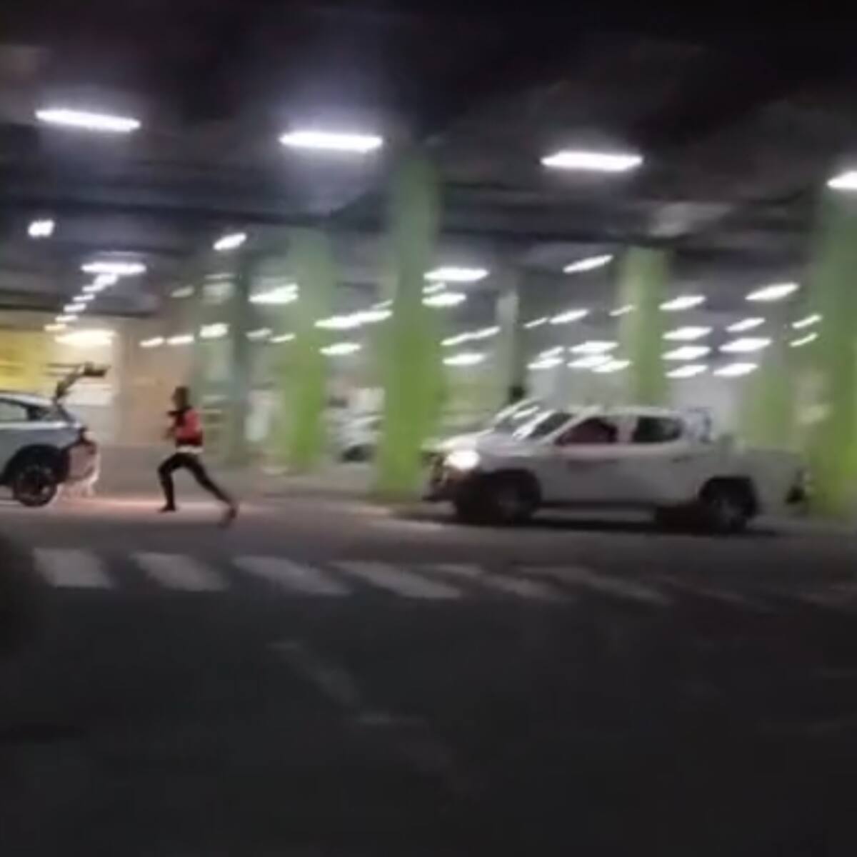 “¡Anda a chocarlos hueón!”: captan violenta persecución de guardias a delincuentes tras robo en mall de Talcahuano