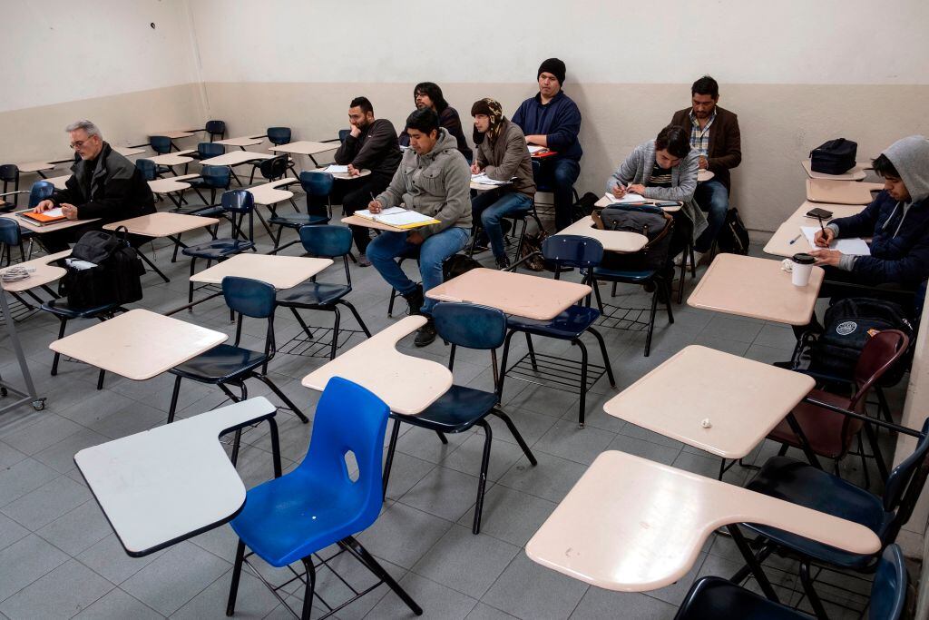 Una sala de clases solamente con hombres en la huelga feminista del 9M en México
