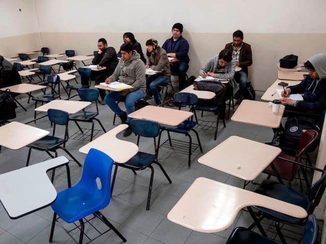 Una sala de clases solamente con hombres en la huelga feminista del 9M en México