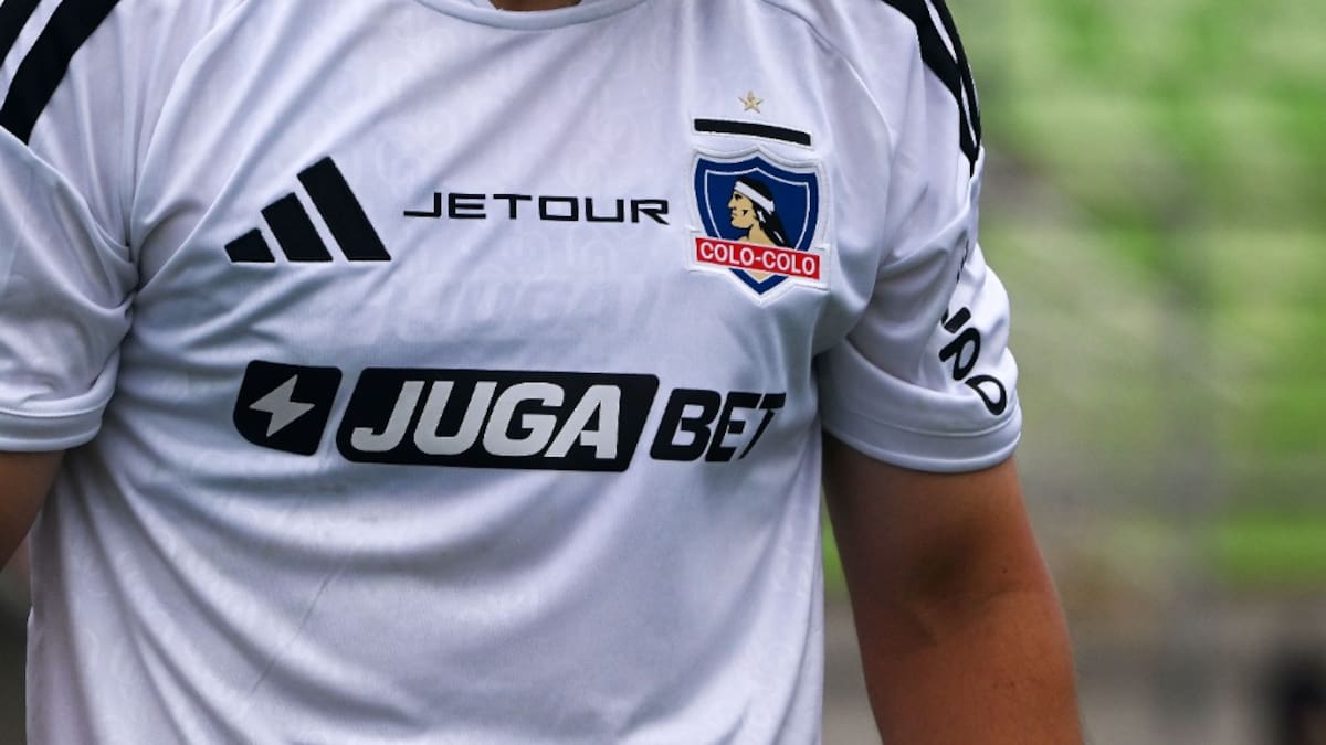 Jugador de Colo Colo sería expulsado de condomonio por episodio con hombres desnudos en la piscina