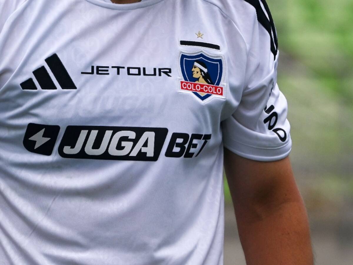 Jugador de Colo Colo sería expulsado de condomonio por episodio con hombres desnudos en la piscina