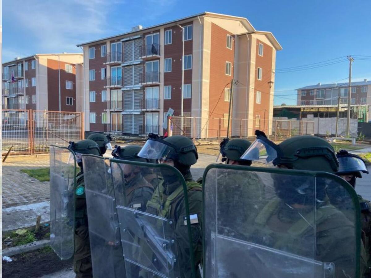Violento desalojo de departamentos tomados en San Pedro de la Paz: hubo enfrentamiento con carabineros y agresiones a la prensa