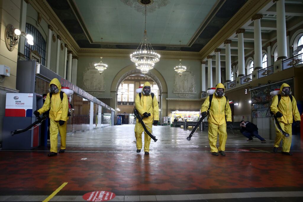 Trabajadores higienizan una estación de trenes en la ciudad de Moscú