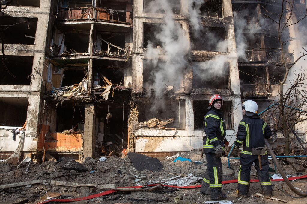 Bomberos intentan apagar el fuego que afecta a un edificio en Kiev