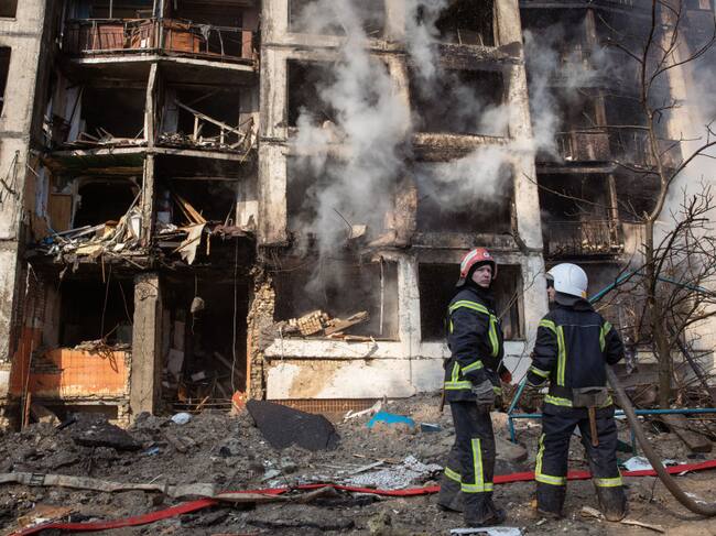 Bomberos intentan apagar el fuego que afecta a un edificio en Kiev