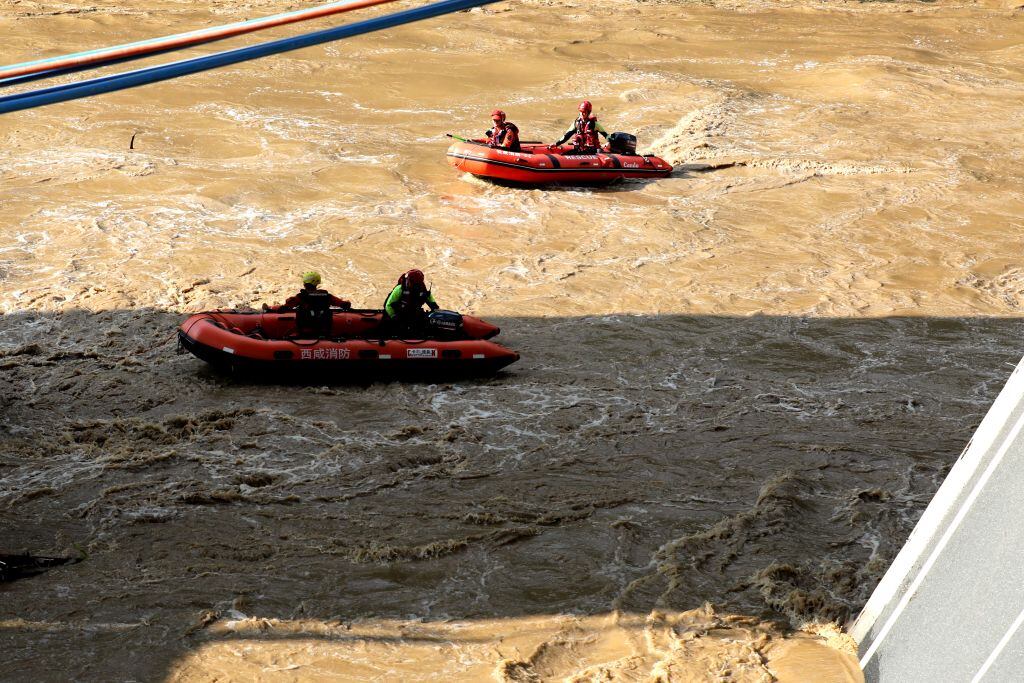 Equipos de rescate buscan a sobrevivientes tras el colapso de una sección de un puente en la ciudad de Shangluo en China.