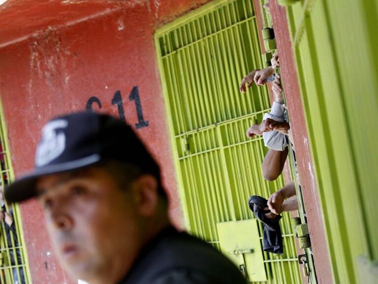 21 de Diciembre de 2013/SANTIAGOEsta mañana se realizo una pequeña exhibición en medio del óvalo de la Ex Penitenciaría de Santiago, con un partido entre grandes estrellas del balompié nacional y una selección de Fútbol Calle.
FOTO .DAVID CORTES SEREY/AGENCIAUNO