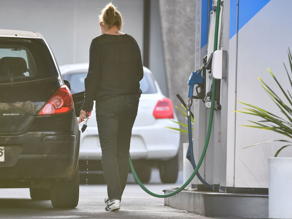 Nueve tips para ahorrar bencina ante el alza de los combustibles en Chile: qué hacer y qué evitar al volante