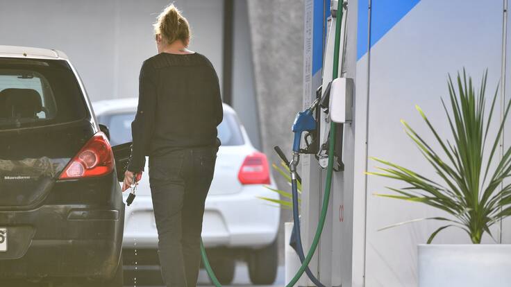 Nueve tips para ahorrar bencina ante el alza de los combustibles en Chile: qué hacer y qué evitar al volante